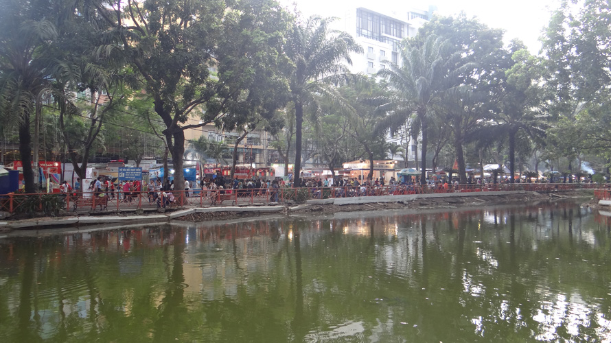 I didn't take many photos while I was in Saigon, so I'll add this one. It is a photo of the festival that was going on. 